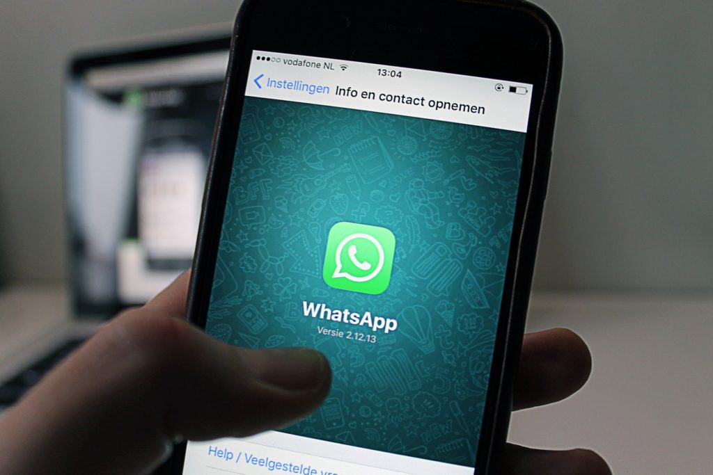 Delitos conversaciones privadas WhatsApp
